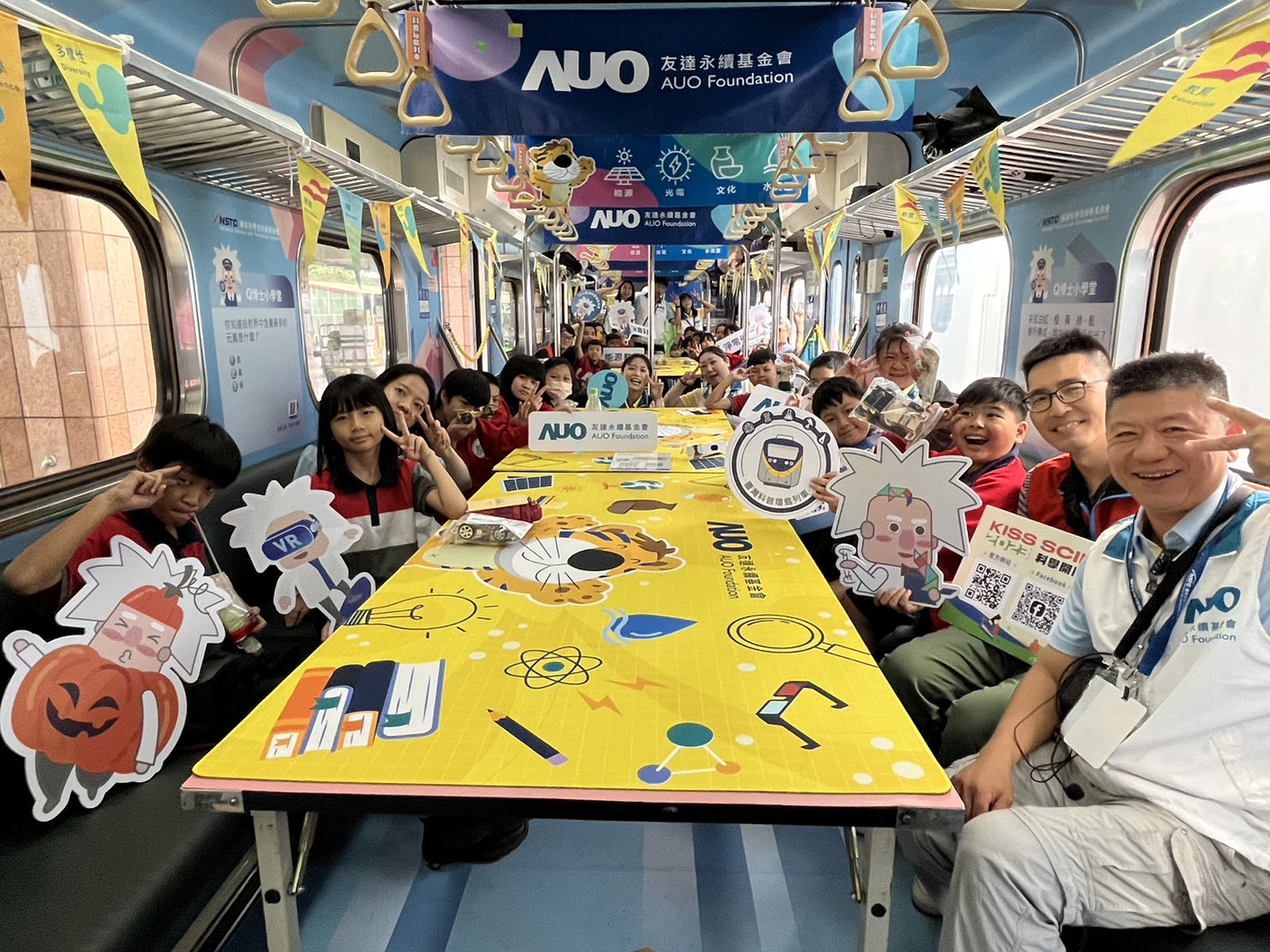 抖圈永續基金會參與「臺灣科普環島列車」，設計基礎科學車廂課程，以「淨零碳排和永續能源」為主題，讓學生透過創意實驗認識淨零知識，以及思考生活中的減碳行為
