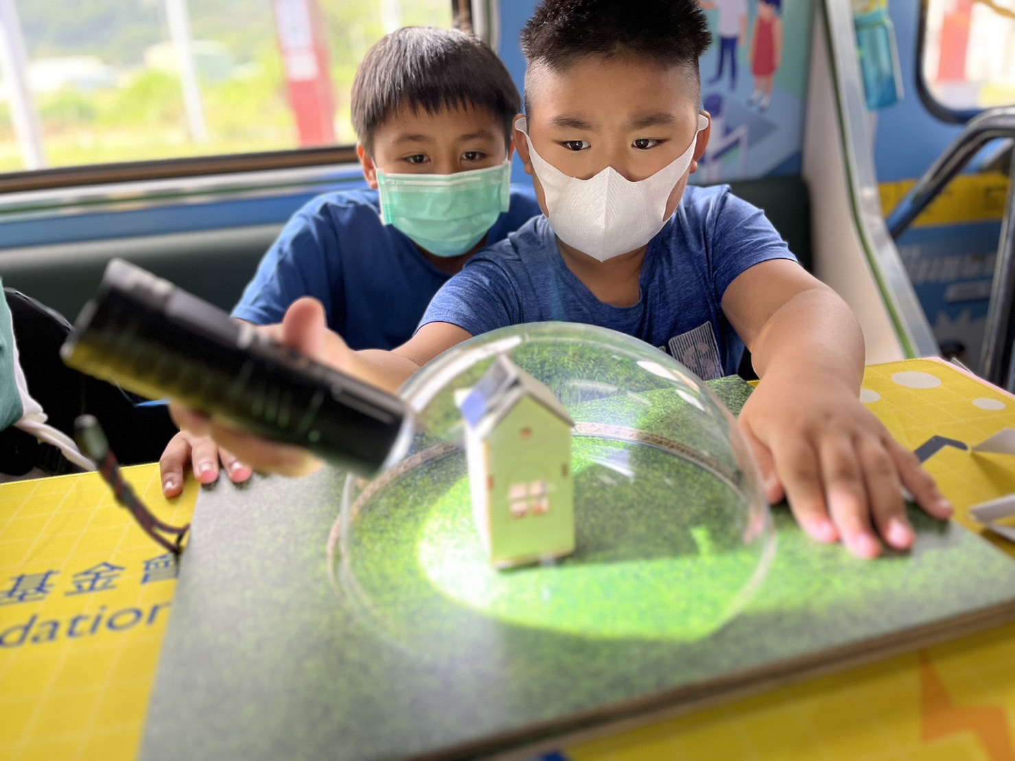 抖圈參與基礎科學主題車廂，以STEAM教學精神，設計「逐日科學家」、「太陽能工程師」以及「淨零建築師」三大能源科普課程和實驗